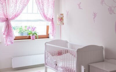 Bezpieczny sen niemowlęcia – czy ochraniacze do łóżeczka to dobry pomysł?