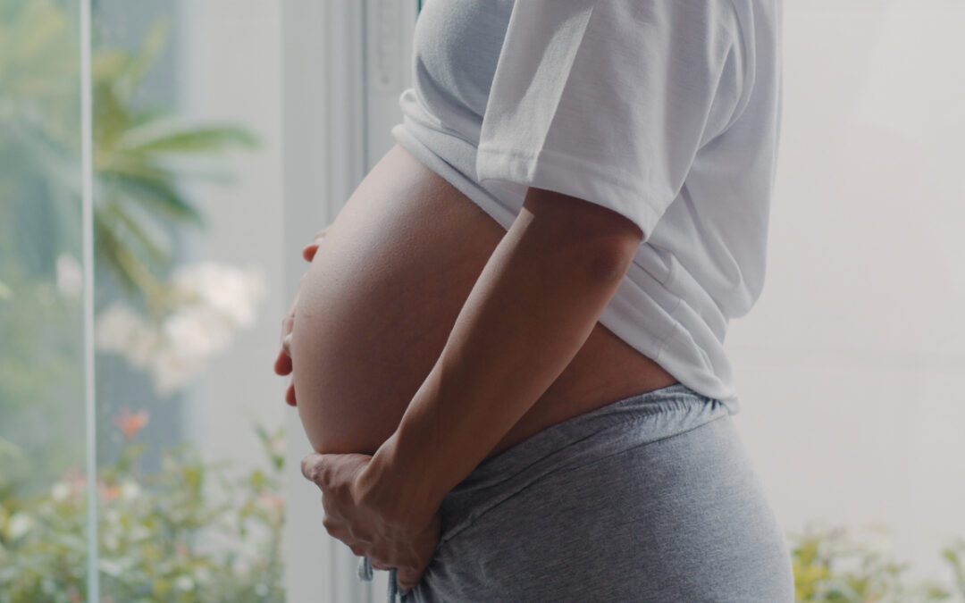 Twardy brzuch w ciąży: przyczyny, objawy i porady